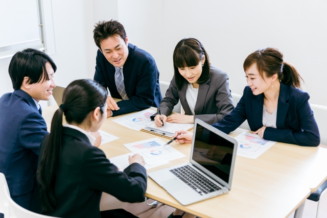 会議室での打ち合わせ